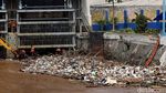Hamparan Sampah di Pintu Air Manggarai Dibersihkan