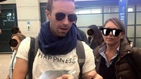 Beberapa dari mereka bahkan berhasil mendapatkan tanda tangan vokalis band pelantun Up and Up tersebut. Foto: Instagram madelynn_sw
