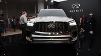 Mungkin hanya sebagian kalangan saja yang mengetahui soal mobil merek Infiniti. Mobil-mobil Infiniti merupakan mobil mewah yang dijual di bawah naungan Nissan. Tak seperti merek mewah lain, jualan Infiniti tak terlalu cemerlang. Selama tujuh tahun kiprahnya di Indonesia, Infiniti hanya menjual 126 unit saja. Sebenarnya aktivitas penjualan Infiniti sudah disetop sejak akhir Maret lalu. Foto: Pool (Motor1)