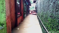 Menurut seorang warga, Ita Rosita (44) yang juga terkena dampak banjir, daerahnya kerap hadir jika ada air kiriman dari Bendung Katulampa. Namun, jika hanya hujan deras air tidak akan sampai naik ke daratan.