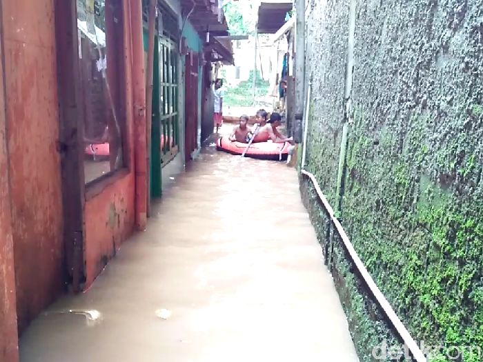 Ciliwung Meluap, 5 Rumah di Tebet Terendam Banjir 40 Cm