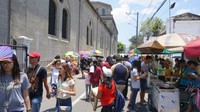 Di sekitar Intramuros terdapat beberapa penjaja makanan seperti acara bazaar. Ada banyak sajian kuliner yang patut dicoba, dari asinan mangga hingga cumi-cumi yang dikeringkan (Masaul/detikTravel)