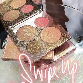 Chrissy Teigen Rilis Highlighter Bersama Becca 