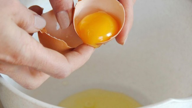 Ini Cara Cepat Ambil Sisa Kulit Telur hingga Kupas Bawang Putih