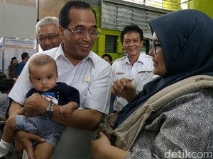 Di Senen dan Gambir, Menhub Tanya AC dan Kemudahan Beli Tiket KA