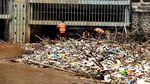 Hamparan Sampah di Pintu Air Manggarai Dibersihkan