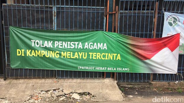 Salat Jumat di Tebet, Djarot 'Disambut' Spanduk Provokatif