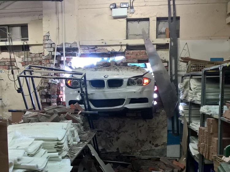 Aneh, Mobil Tabrak Dinding dengan Rapi