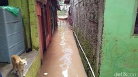 Tinggi air sekitar 20-40 cm. Setidaknya ada 5 rumah yang terdampak banjir.