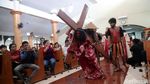 Teatrikal Tablo Jalan Salib Warnai Perayaan Paskah