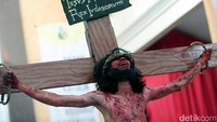 Prosesi yang dilakukan untuk memperingati wafatnya Yesus atau Isa Almasih tersebut menggambarkan kesengsaraan yang dialami Yesus hingga wafat di kayu salib.