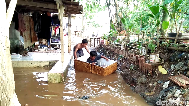 Ciliwung Meluap, 5 Rumah di Tebet Terendam Banjir 40 Cm