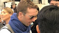 Chris Martin dengan ramah menyapa para penggemarnya. Foto: Instagram hjin0131