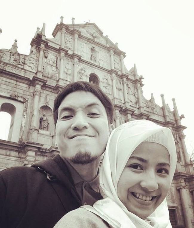 Mantan drummer Club Eighties yang kini seorang presenter Desta juga seperti Hamish Daud yang menikah di atas usia 35. Desta menikahi Natasha Rizki saat usianya 36 tahun. Foto: Instagram Natasha Rizky
