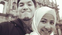 Ayah dua anak ini pun mengunggah foto mesranya bersama sang istri di akun Instagramnya @desta80s. Foto: Instagram Natasha Rizky