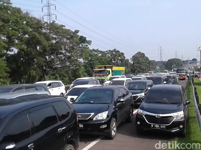 Tol Cikampek Arah Bandung Padat Merayap di KM 76