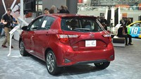 Tampilan wajah baru Yaris kali ini dikatakan lebih menghilangkan potongan-potongan kecil, seperti dengan tammpilan gril yang dihubungkan dengan lampu depan, headlamp dan hidung kini terlihat lebih runcing.