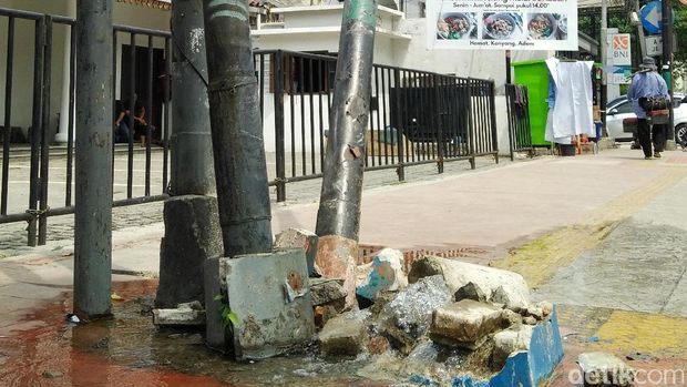 Mobil vs Angkot di Tebet Hantam Hidran, Air Terus Mengucur