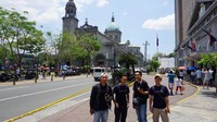 Para pemenang dTraveler of The Year pun menyempatkan diri berfoto dengan latar belakang Katedral Kuno Intramuros. Katedral ini merupakan bangunan paling terkenal dan bersejarah di Intramuros (Masaul/detikTravel)
