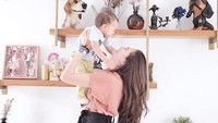 Kemesraan ibu dan anak. Lucunya Bjorka yang tertawa saat digendong oleh ibunda. Foto: Instagram Sabai Dieter