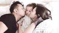 Muah! Dicium oleh kedua orang tuanya, Bjorka justru malah tampak kebingungan. Foto: Instagram Sabai Dieter