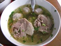 Bakso enak untuk makan siang sedap.