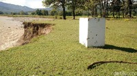 Ada lagi patok BSP 022 yang terancam hilang terbawa arus sungai, karena sungai sudah bertambah lebar 15 meter. Ini adalah foto patok tapal batas yang hampir terkena longsor, di Pos Turiskain, Kecamatan Raihat, masih di Kabupaten Belu. Foto diambil tahun 2017. (Danu Damarjati/detikcom)