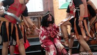 Pada momen itu, prosesi dipenuhi dengan teriakan-teriakan salibkan dia.