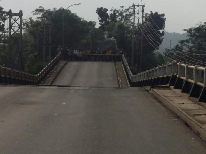 Jembatan Cipamingkis Patah, untuk Sementara Dipasang Bailey