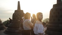 Foto: Kabut dan awan yang tebal membuat traveler harus menunggu lebih lama sebelum dapat menyaksikan sang surya. Namun sekitar pukul 06.30 WIB, sang surya mulai menunjukkan pendarnya dengan malu-malu (Randy/detikTravel)