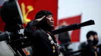Seorang tentara Korea Utara memberikan penghormatan dari atas tank. Damir Sagolj/Reuters.
