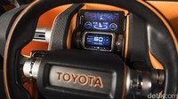 Sebenarnya tak jauh berbeda dengan model CH-R. Hanya saja karakternya lebih kekar dan terkesan garang dibanding CH-R. Model ini mengingatkan pada mobil off-road jadul milik Toyota. Terlihat dari atap yang berwarna putih, gril depan lebar, kaca belakang dari kaca.