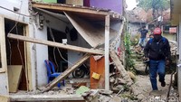 Plafon ambrol akibat ledakan tabung gas.