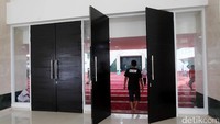 Pintu masuk ke dalam masjid.
