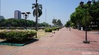 Foto: Salah satu sisi taman di siang hari. Tamannya cukup asri dan bersih dari sampah (Masaul/detikTravel) Foto: Salah satu sisi taman di siang hari. Tamannya cukup asri dan bersih dari sampah (Masaul/detikTravel)