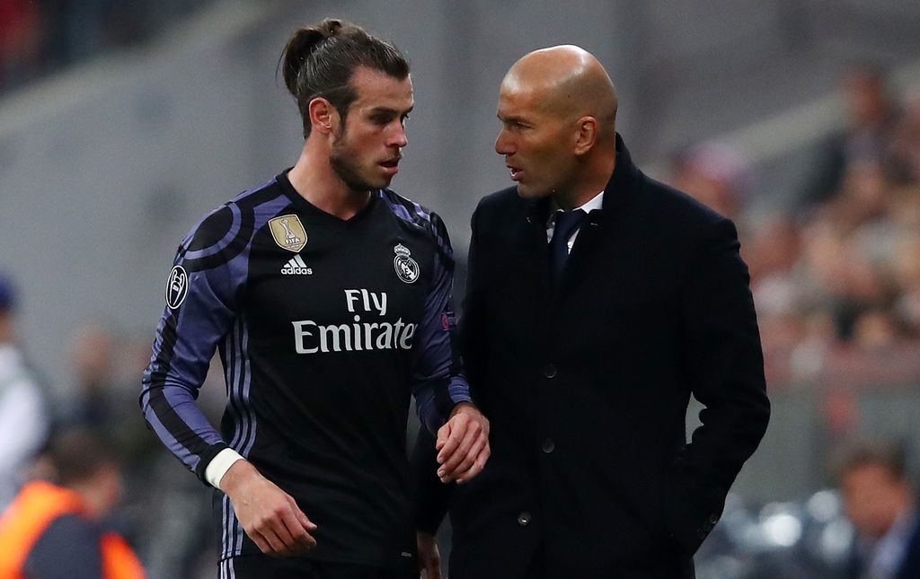 Gareth Bale, Zinedine Zidane Football Soccer - Bayern Munich v Real Madrid - UEFA Champions League Quarter Final First Leg - Allianz Arena, Munich, Germany - 12/4/17 Real Madrid's Gareth Bale speaks to Real Madrid coach Zinedine Zidane as he is substituted off Reuters / Michael Dalder Livepic
