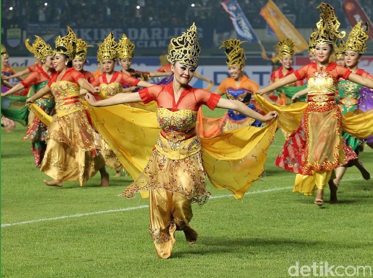 Tarian Tradisional Buka Liga 1 di Stadion GBLA