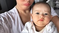 Tak jarang Alice mengunggah berbagai foto dengan berbagai gaya bersama sang anak. Salah satunya gaya duck-face ini (Alice Norin/Instagram)