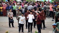 Presiden Jokowi didampingi Plt Gubernur DKI Sumarsono dan Menteri Agama Lukman Hakim Saifuddin meninjau masjid.