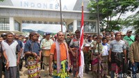 Upacara pengembalian barang pusaka dari Indonesia ke Timor Leste di Jembatan Motaain. Ini adalah momen yang super langka yang bisa dijumpai traveler di PLBN Motaain (Fitraya/detikTravel)