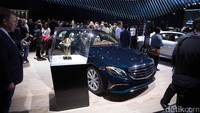 Mercedes-Benz E-Class terpilih sebagai mobil mewah terbaik dunia. Mobil mengalahkan pesaing kuatnya seperti BMW Seri 5 dan Volvo S90/V90. Foto: World Car Awards