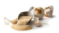 Mengurangi asupan sodium juga bisa dengan memakai beragam herba dan rempah. Namun saat Anda membeli herba dan rempah tersebut perhatikan juga label nutrisi yang terkandung karena ditakutkan terdapat kandungan sodium di dalamnya. Contohnya, pilihlah bubuk bawang putih dibandingkan garam bawang putih. Foto: iStock