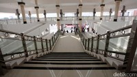 Tangga utama masuk ke dalam masjid.