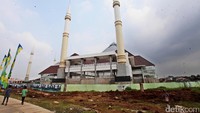 Masjid ini dibangun dengan konsep lima menara yang melambangkan rukun Islam. 