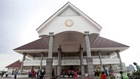 Masjid Raya KH Hasyim Asyari di Daan Mogot, Jakarta Barat diresmikan oleh Presiden Joko Widodo pada April 2017. Masjid tersebut dibangun di atas lahan seluas 2,4 hektare dengan anggaran Rp 164 miliar. (Lamhot Aritonang/detikcom).