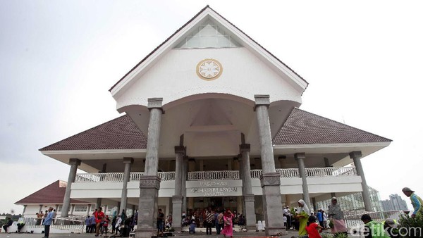 Megahnya Masjid Raya KH Hasyim Asyari