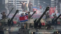 Korea Utara (Korut) terus melontarkan ancaman-ancaman provokatif terhadap Amerika Serikat (AS) di tengah ketegangan yang semakin memuncak. Yang terbaru, Korut mengancam akan melenyapkan AS dari muka Bumi ini. Pernyataan ini disampaikan sehari setelah militer Korut bersumpah akan menenggelamkan kapal induk AS, USS Carl Vinson. Siap bertempur untuk menenggelamkan kapal induk nuklir AS dengan satu serangan, klaim militer Korut.  (Foto: AFP PHOTO/Ed JONES)