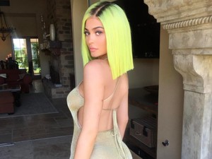 Kylie Jenner Warnai Rambut Hijau Neon Untuk Coachella, Yay or Nay?