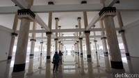 Tiang-tiang di dalam masjid terlihat menjulang tinggi.