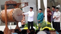 Presiden Jokowi memukul bedug sebagai tanda diresmikannya Masjid Raya KH Hasyim Asyari di Daan Mogot, Jakarta Barat, Sabtu (15/4/2017).